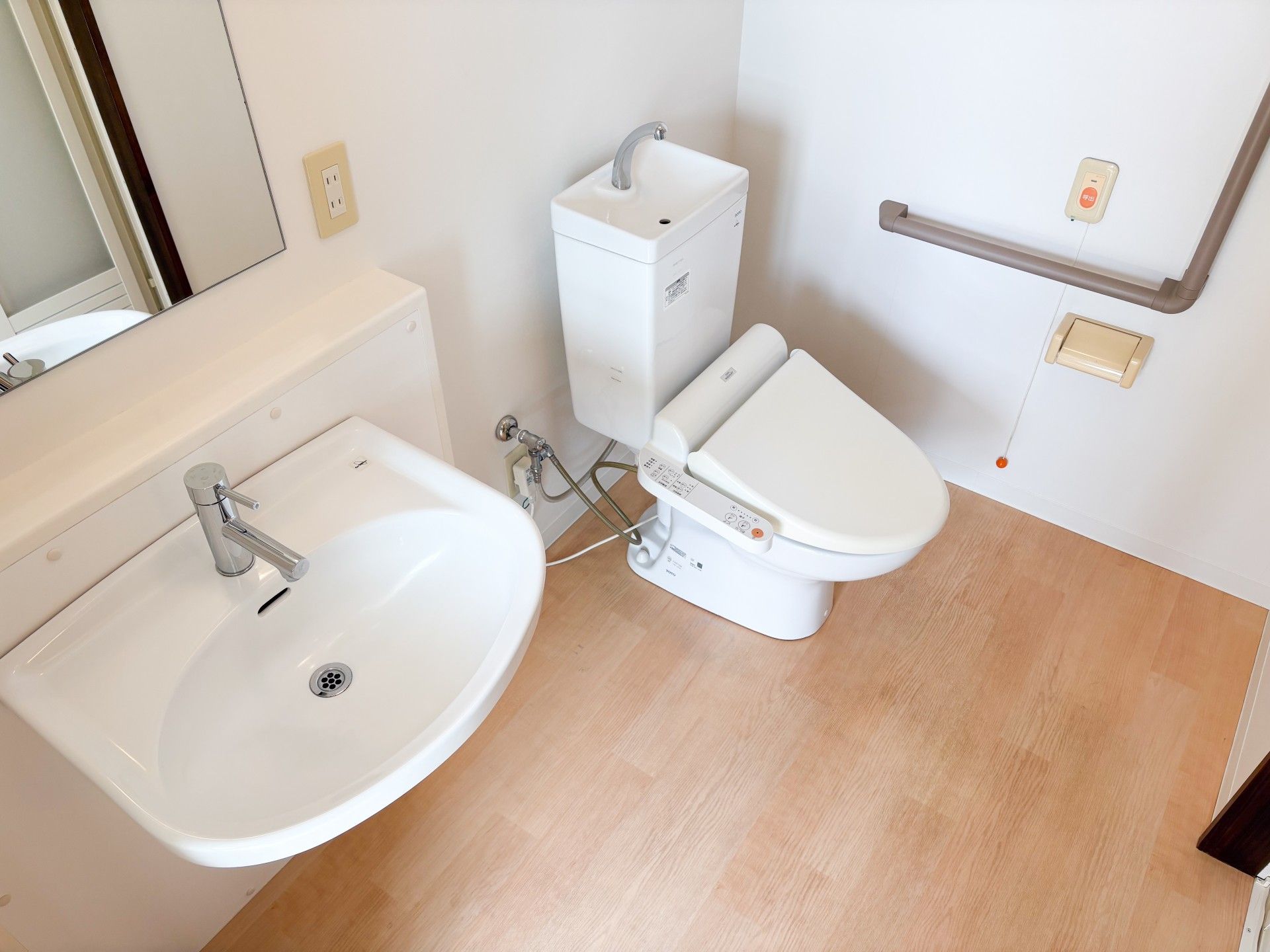 手すり付きのトイレ