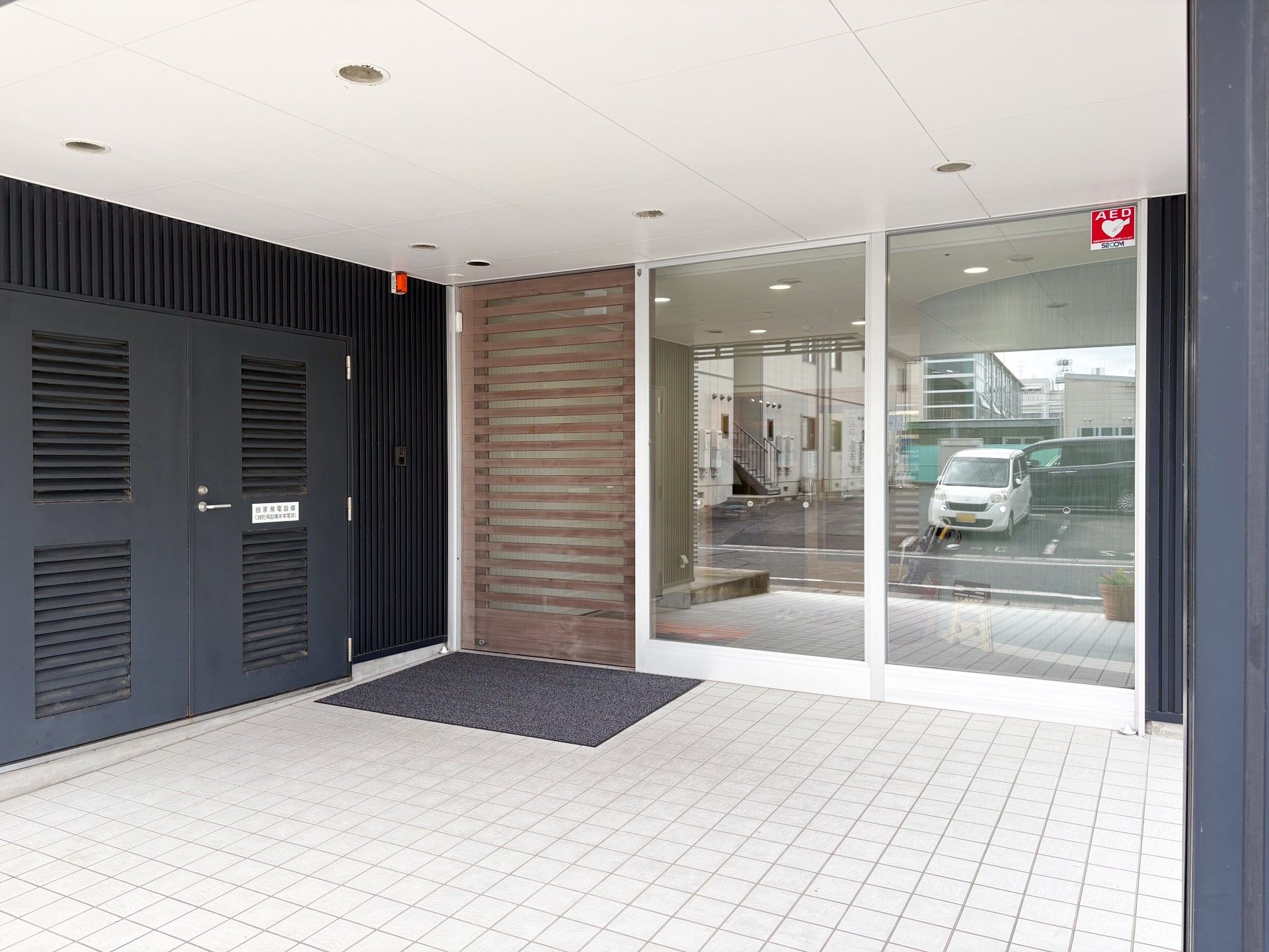 広い玄関の出入口