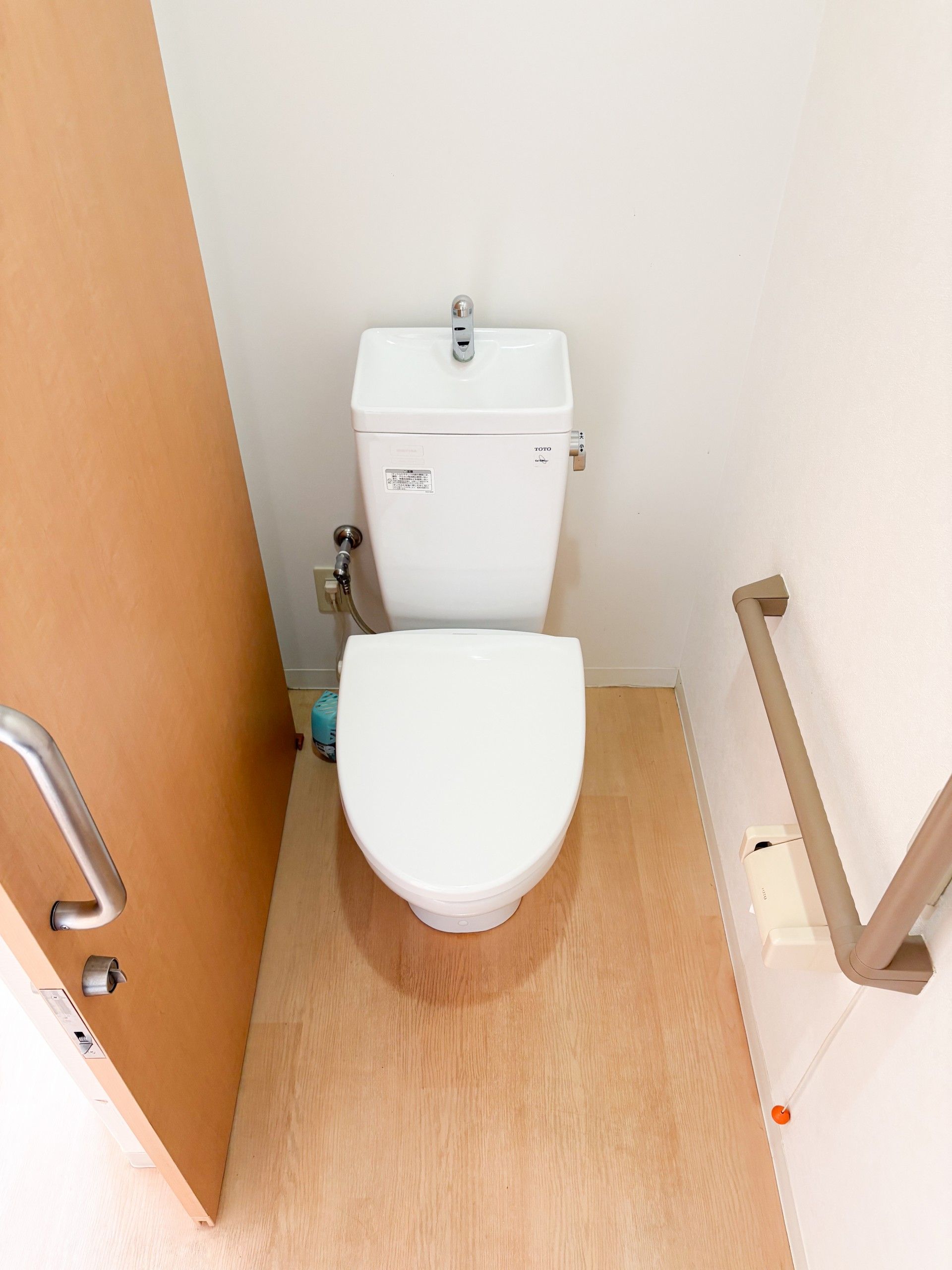 手すり付きのトイレ