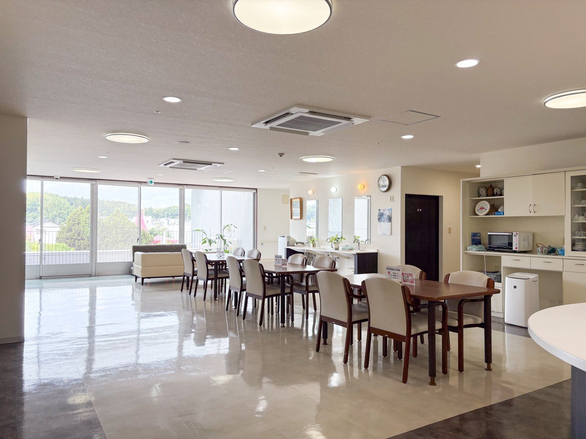 広々とした明るい共有スペース