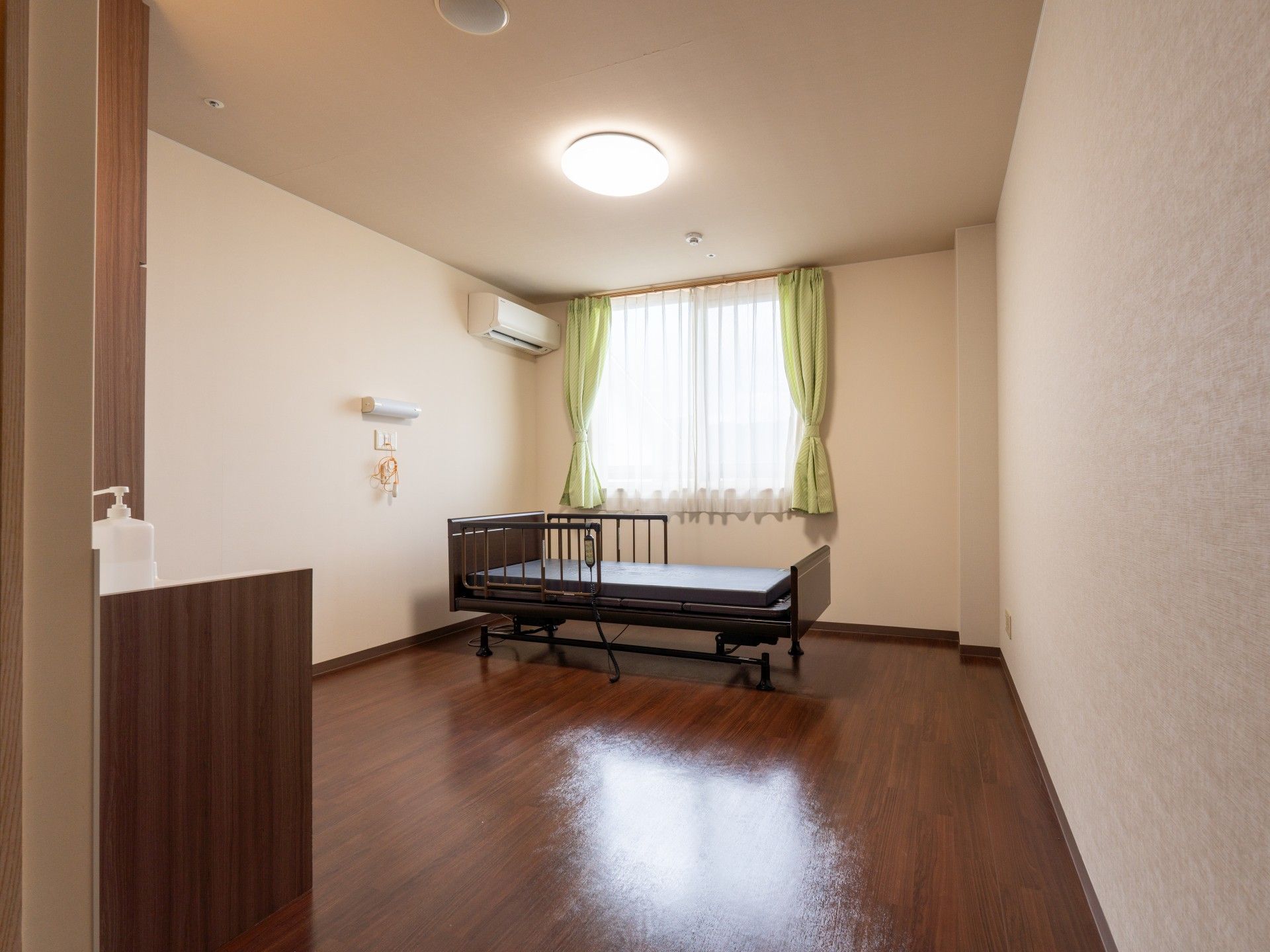 シンプルな個室の様子