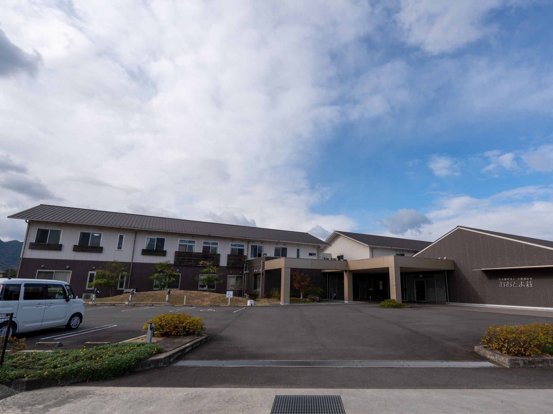 広い駐車場の建物外観