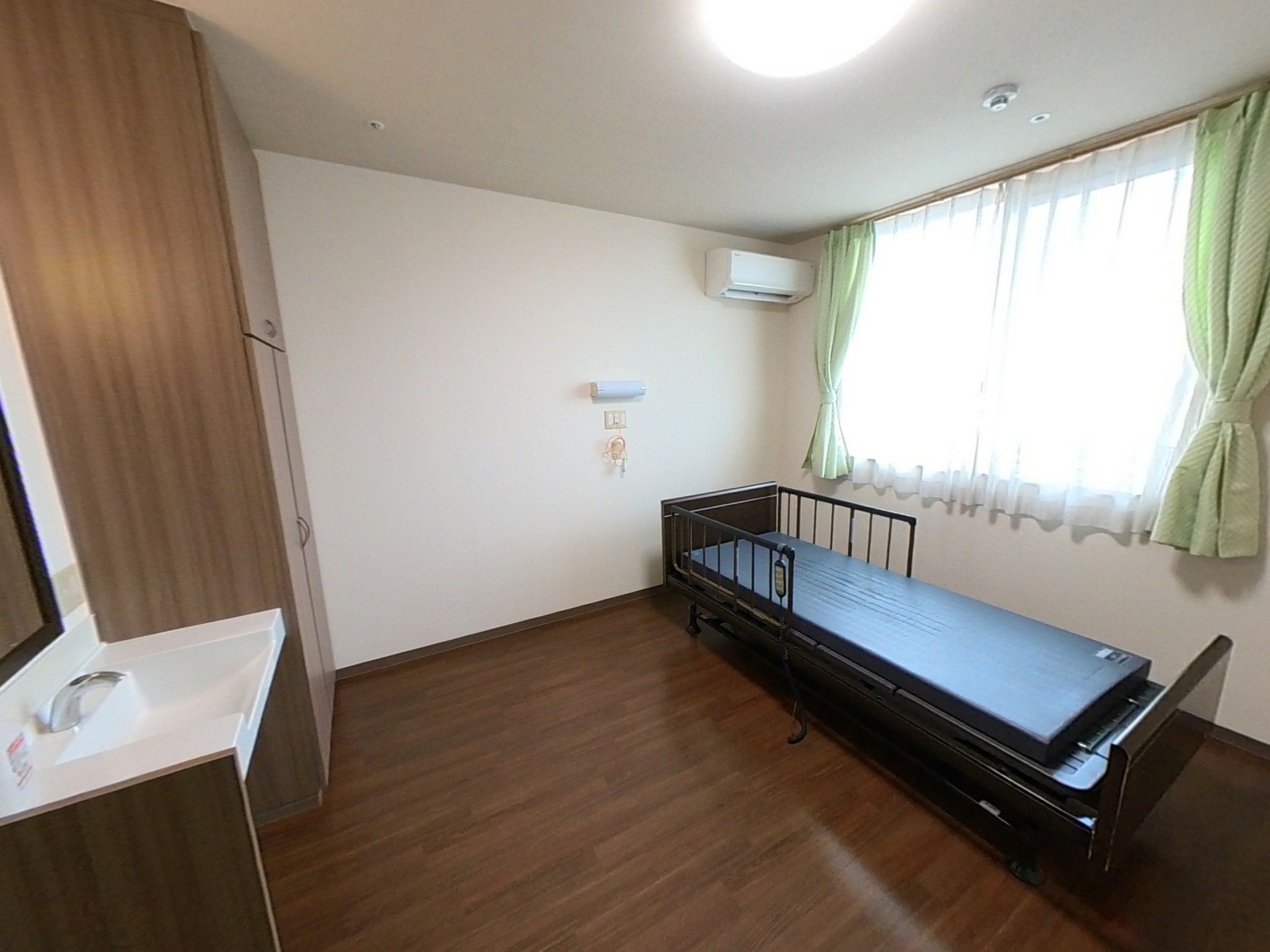 明るい個室のベッド