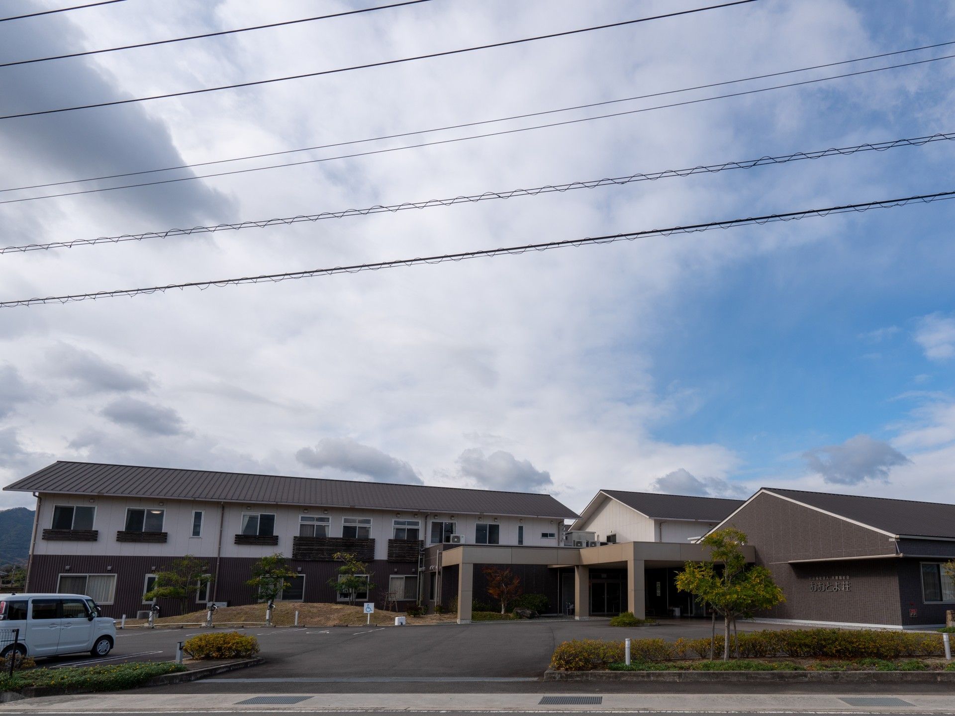 広い駐車場の建物外観