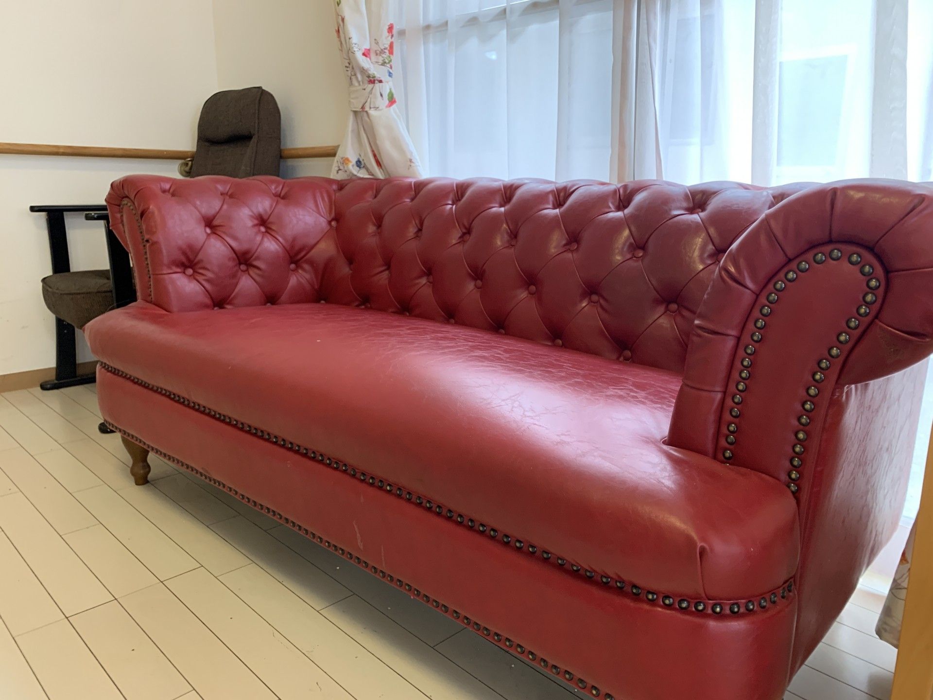 赤いソファのある部屋
