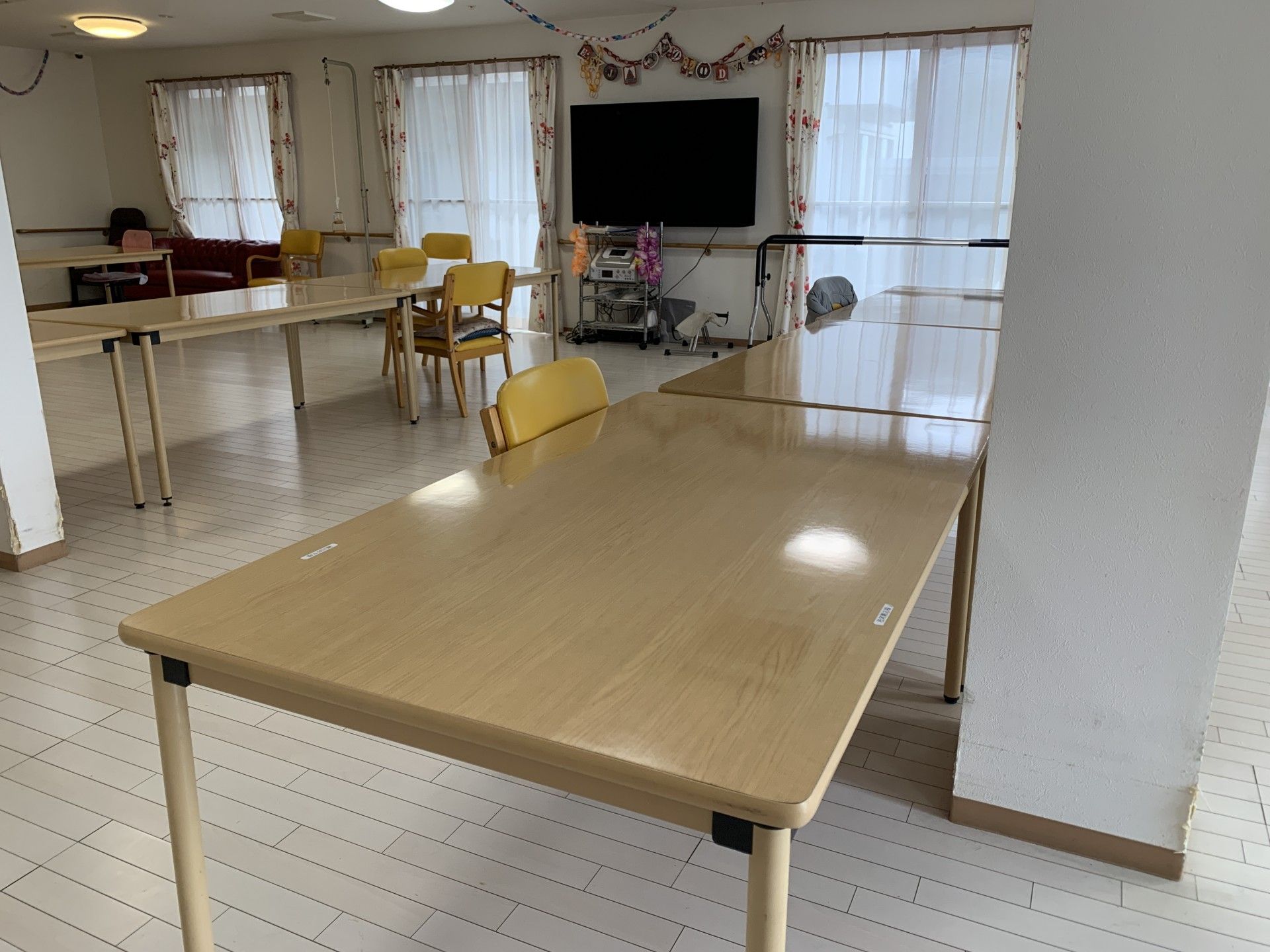 広いテーブルのある部屋