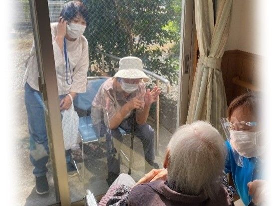 訪問者と笑顔で交流する居室
