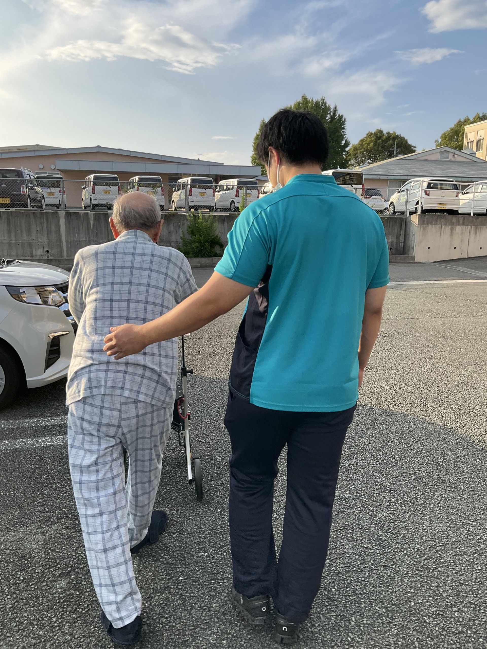 訪問者と笑顔で交流する居室