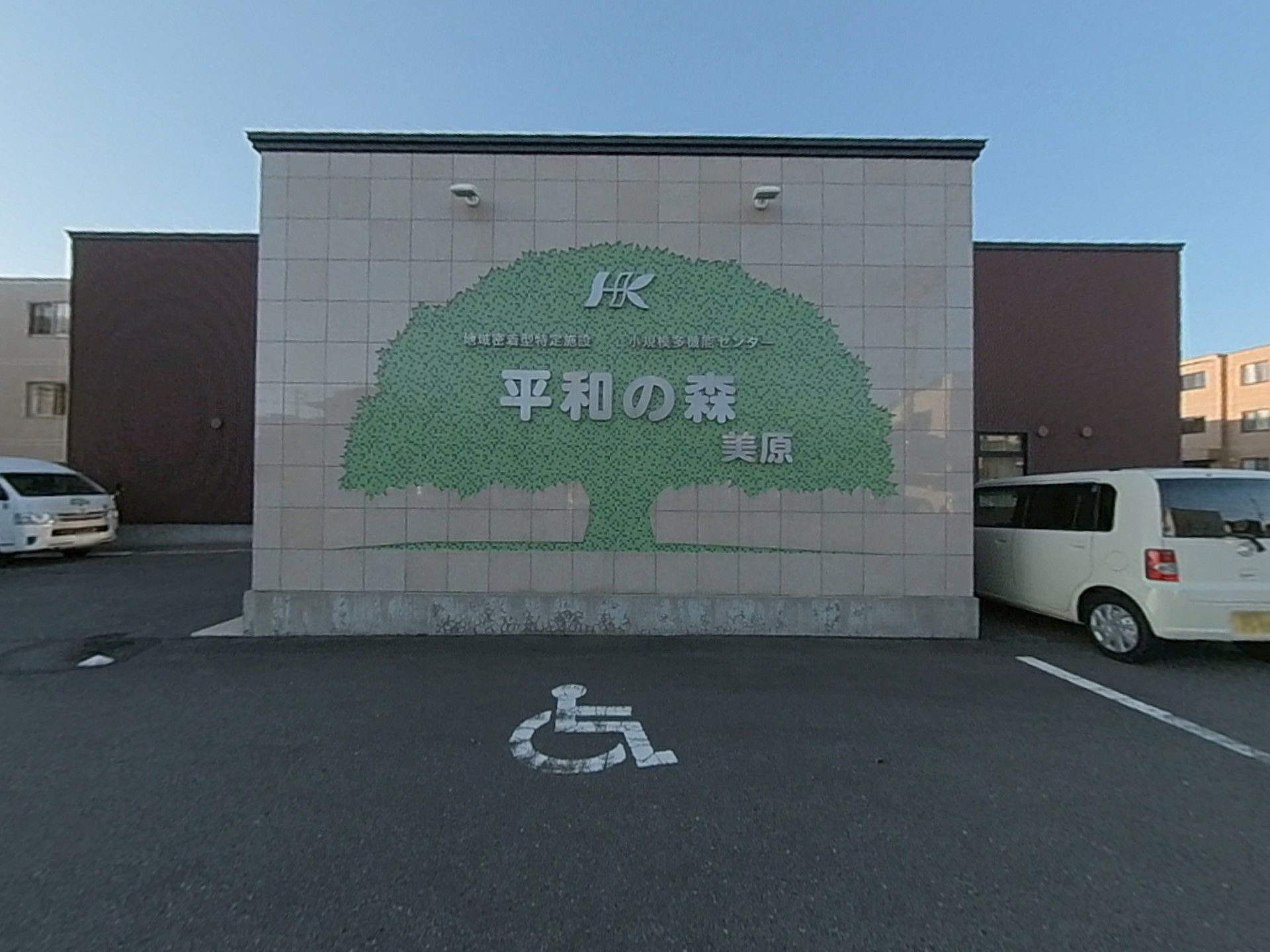 明朗な建物のエントランス