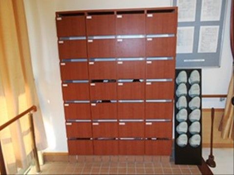 「エスペランサ南小岩」の靴箱。訪問者は、スリッパを用意している。