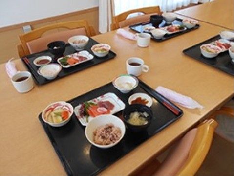 「エスペランサ南小岩」のお食事。お赤飯や刺し身をいただける料理になっている。