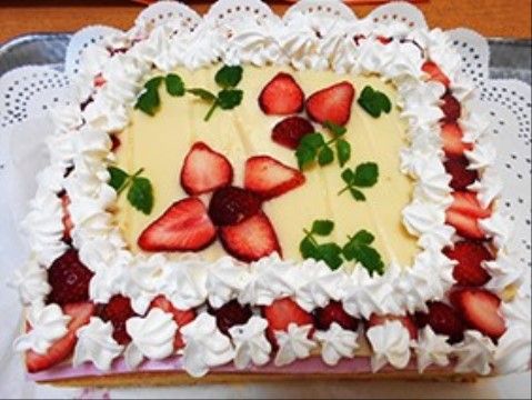 「エスペランサ南小岩」のお食事。甘くて美味しいケーキを用意している。