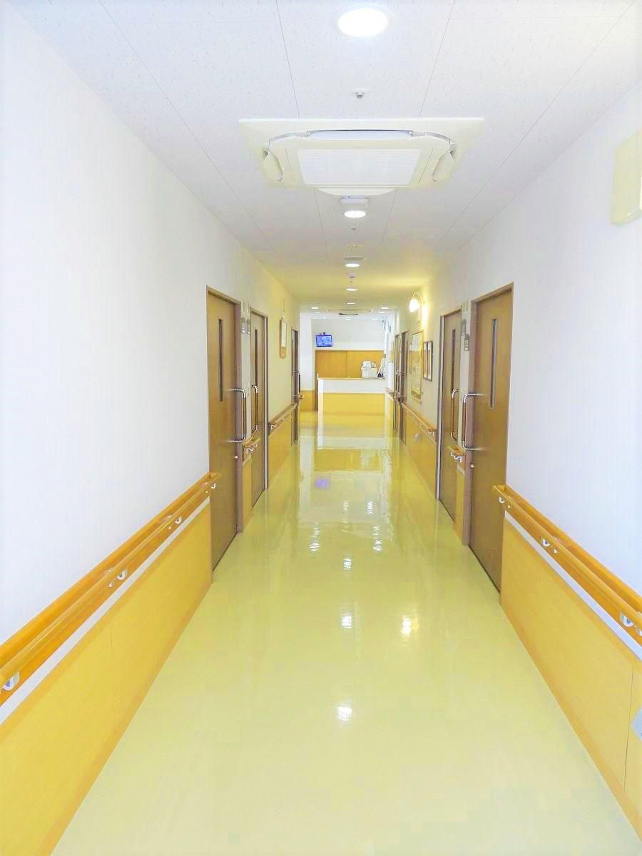 廊下から自分の部屋に行くためには、スライド式のドアを開け閉めする。車椅子の人でも楽に出入りができる。