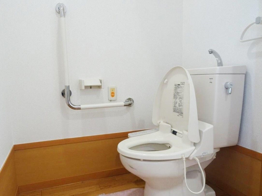 トイレは清潔に保たれており、手すりがあるので安全に利用することができる。呼び出しボタンもあるので安心である。