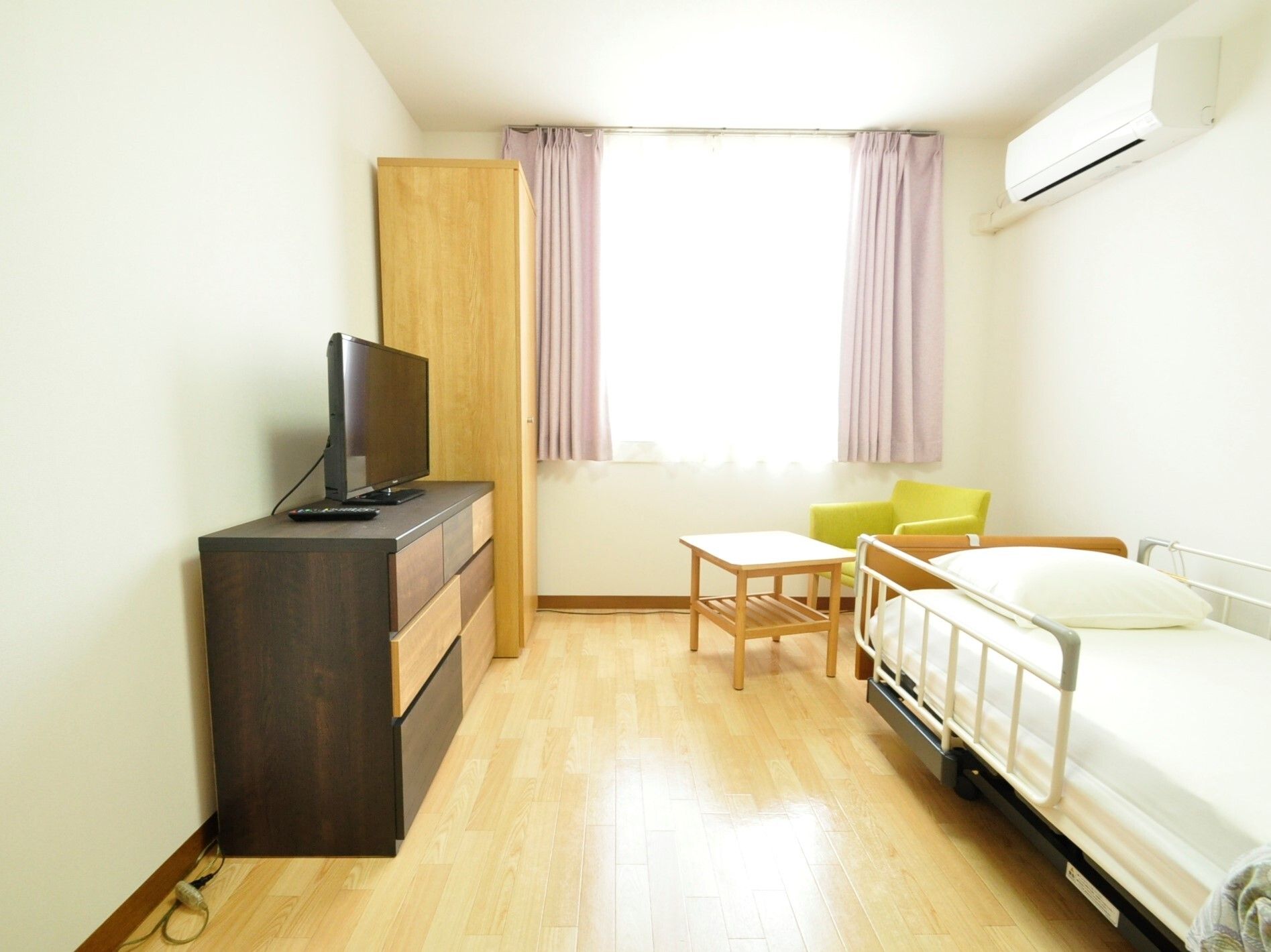 部屋には洋服ダンス、整理ダンス、手すりの付いたベッド、洗面台が設置されている。洋服ダンスは倒れないように、突っ張り棒が渡してある。