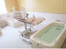 手前にはお湯が張られた寝台浴が設置され、奥には個浴が二つあり、それぞれ多方面から介助が可能。
