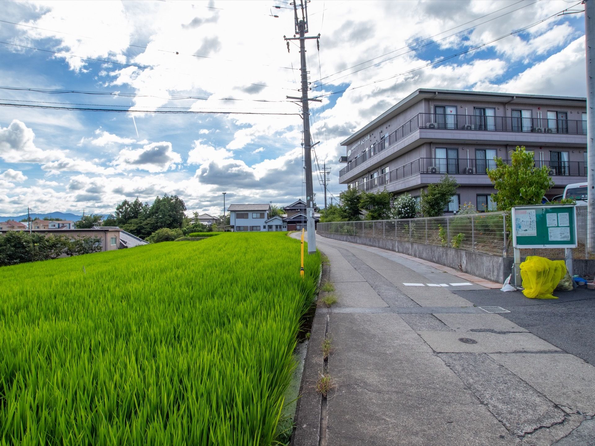 施設は、３階建てで屋根がフラットな四角い建物である。２階と３階には同形のガラス戸が並び、ベランダフェンスが外壁を囲むように設置されている。