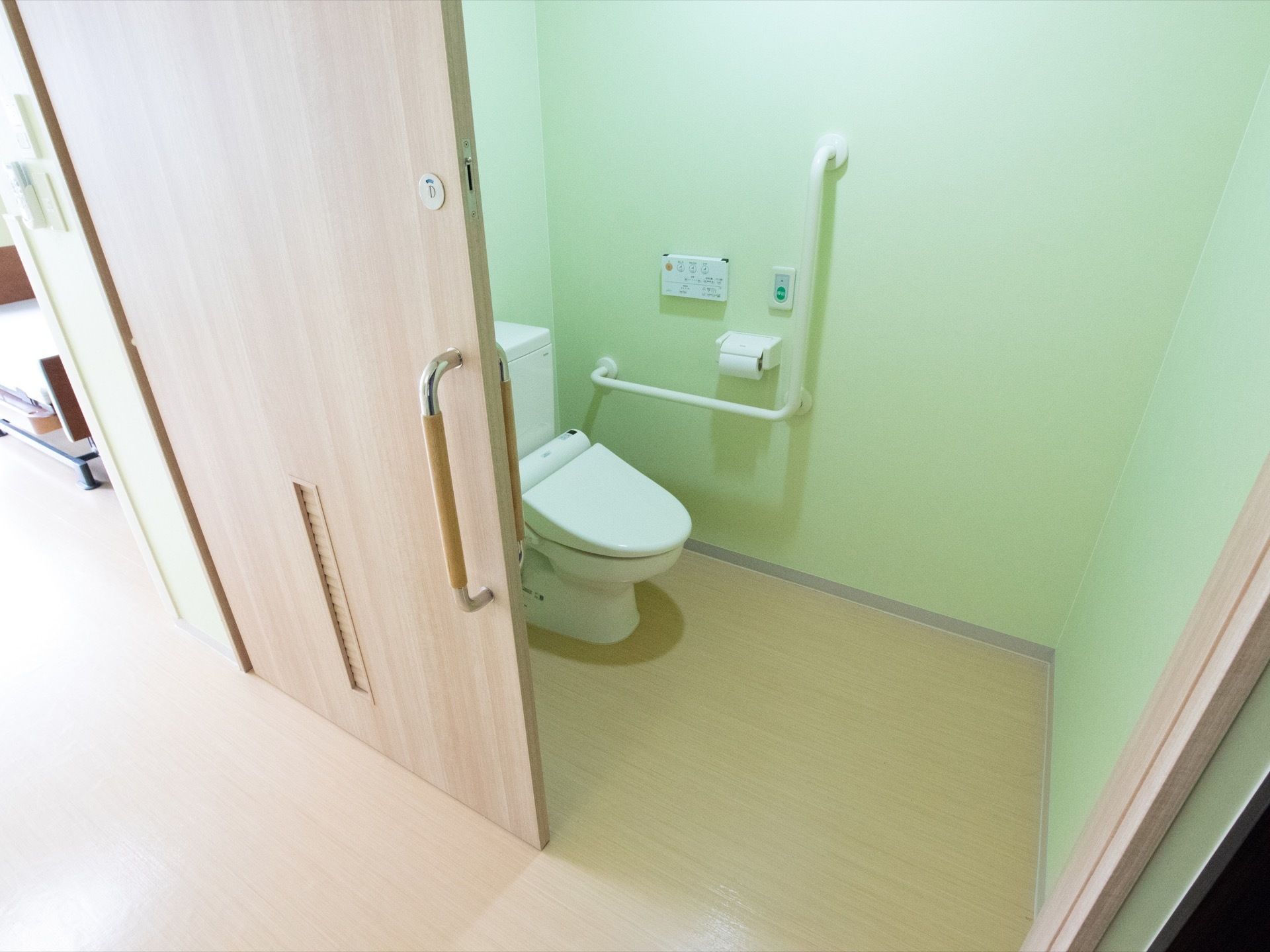 居室内には洋式のトイレが設けられており、便器横の壁に手すりが備えつけられている。トイレ内に段差はなく、広めのスペースが確保されている。