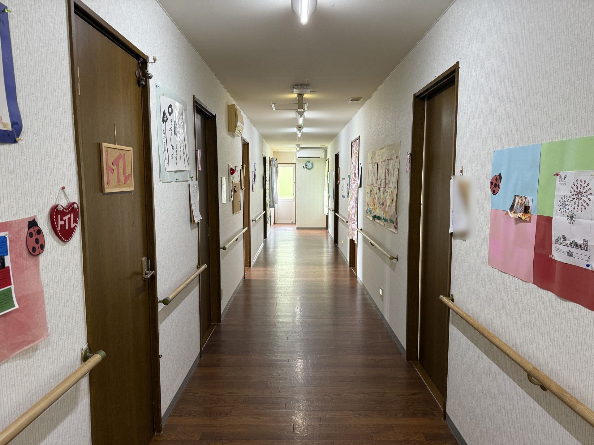 手すり付きの廊下
