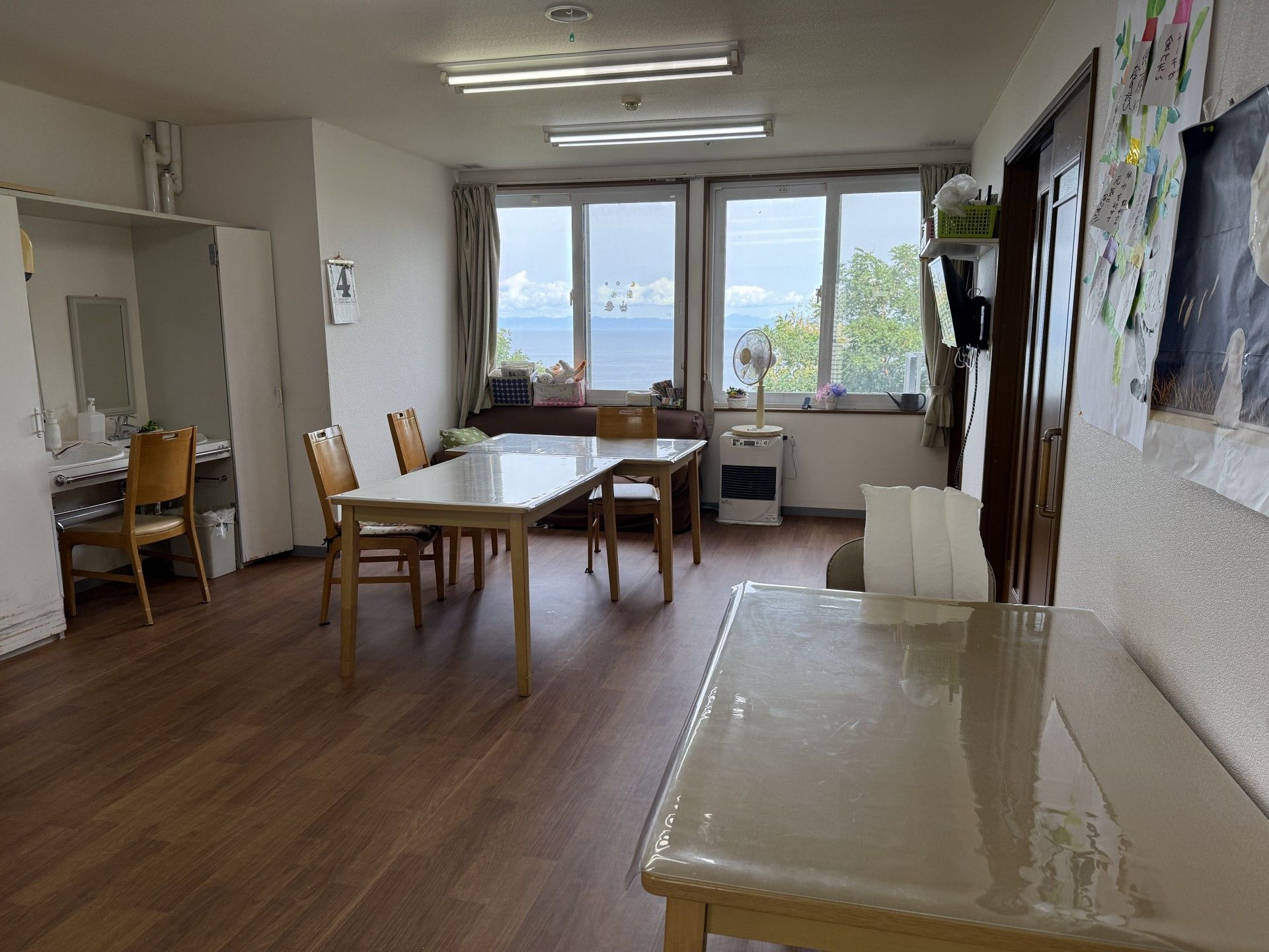 窓際のテーブルと椅子