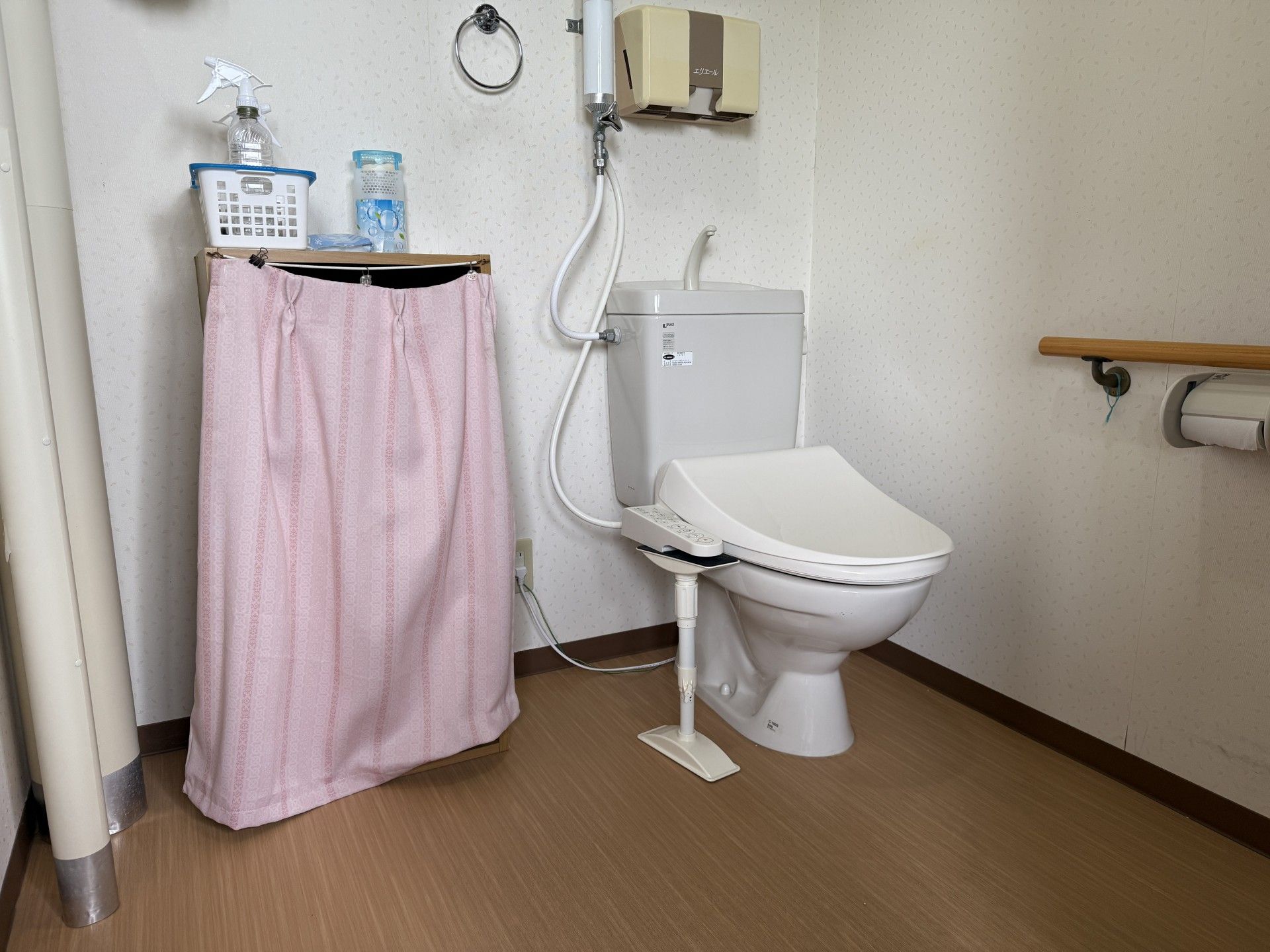 手すり付きのトイレ