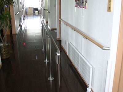 清潔で広々とした廊下