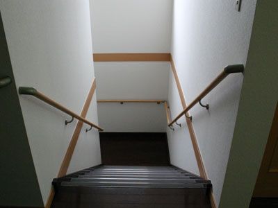 安全な手すり付き階段