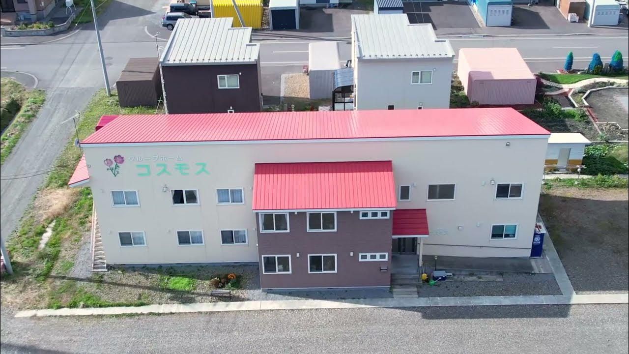 シックな外観の建物
