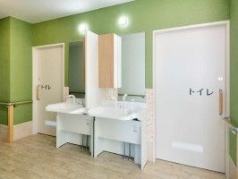 洗面所が中央に二つ、その両サイドに「トイレ」と書かれたトイレがある。