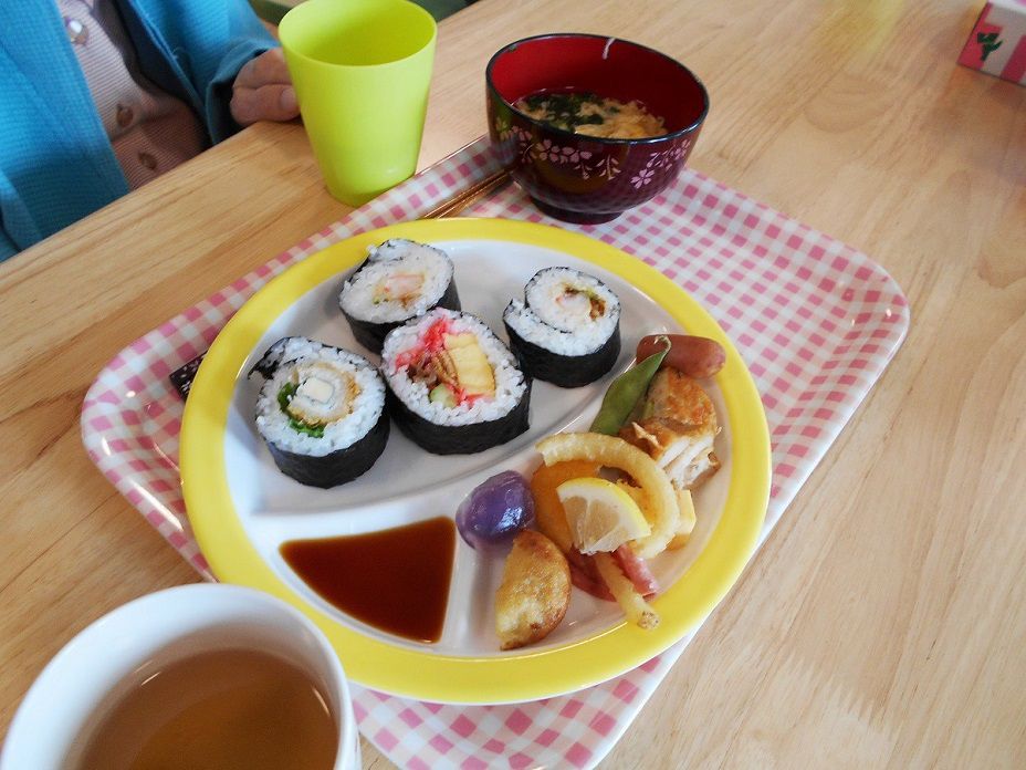 食事の時間のテーブル