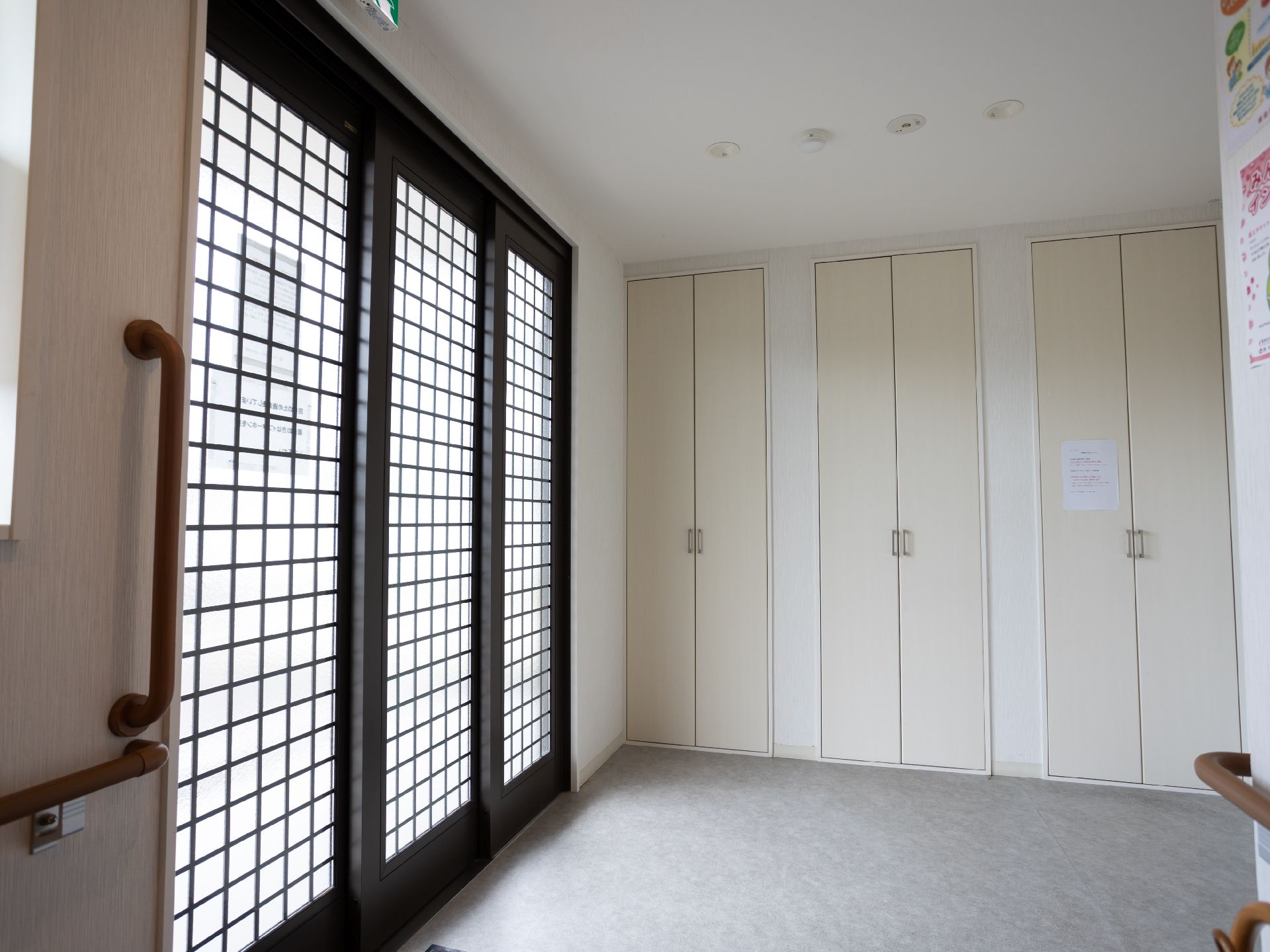 土足から内履き・スリッパに履き替える場所に段差がほとんどない玄関
