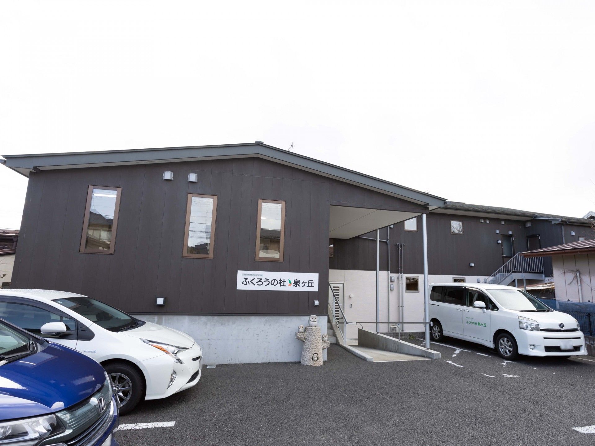 建物の外観と駐車場