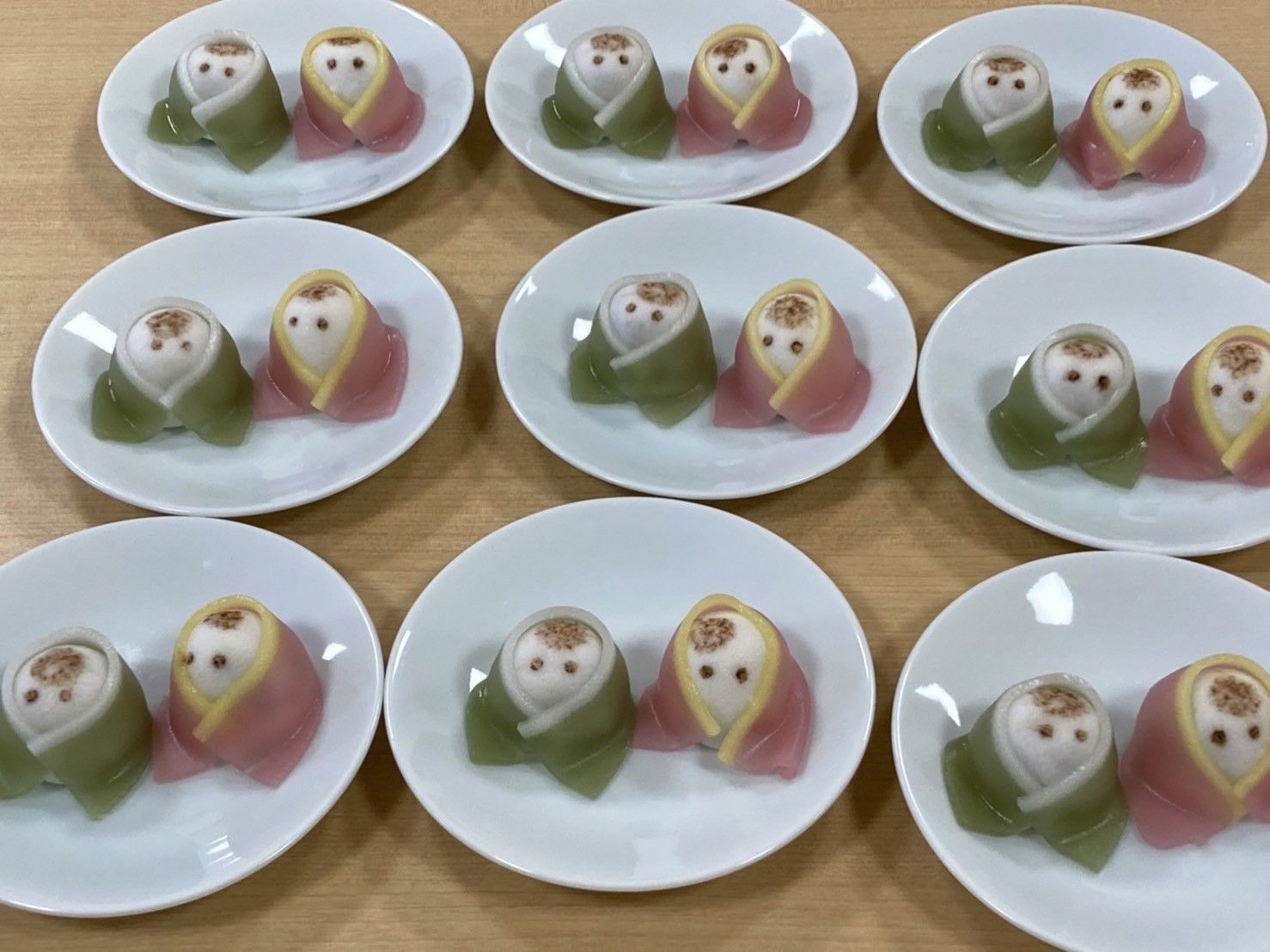 手作り和菓子の並ぶテーブル