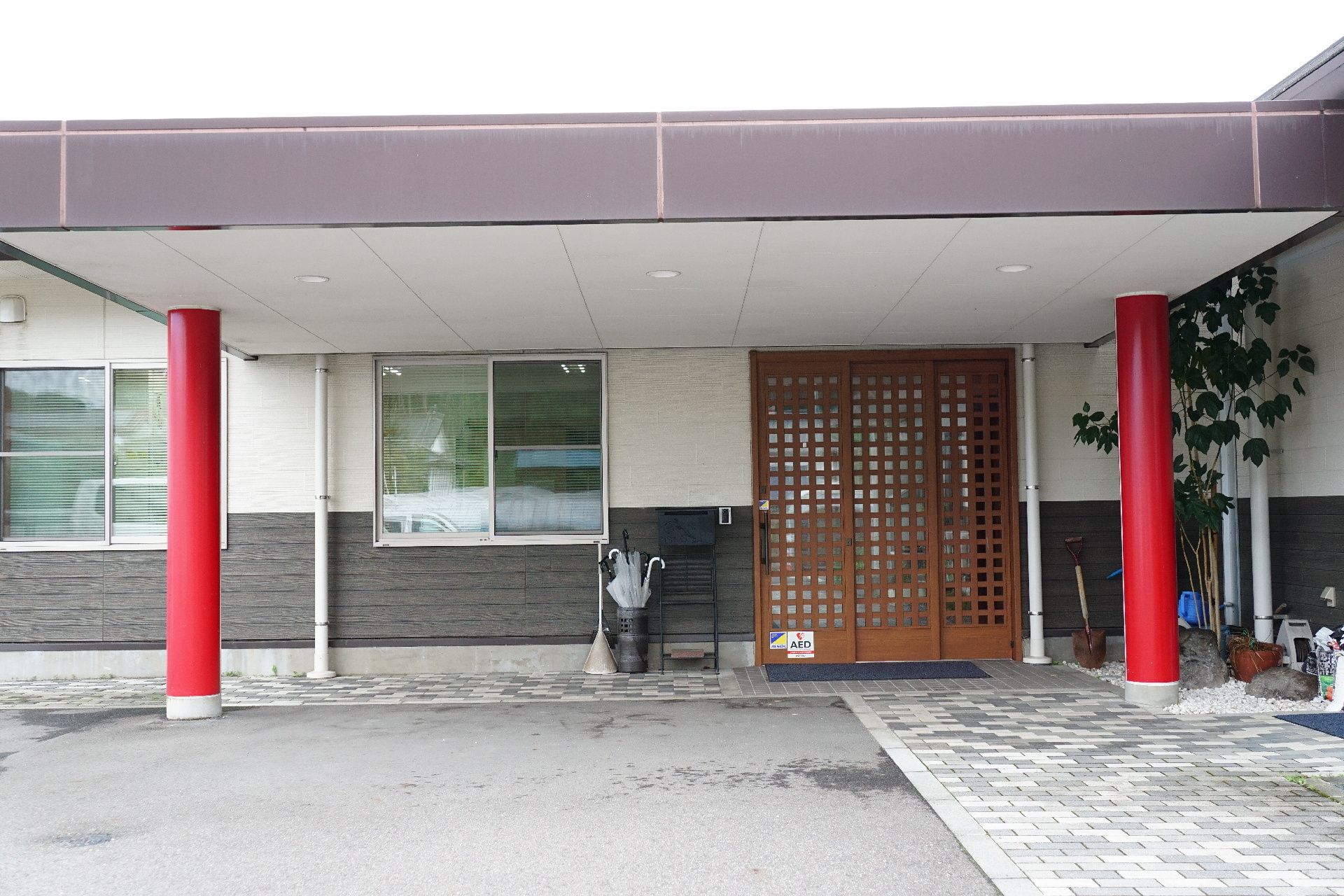 段差がすべて取り除かれ、赤い柱が印象的なエントランス