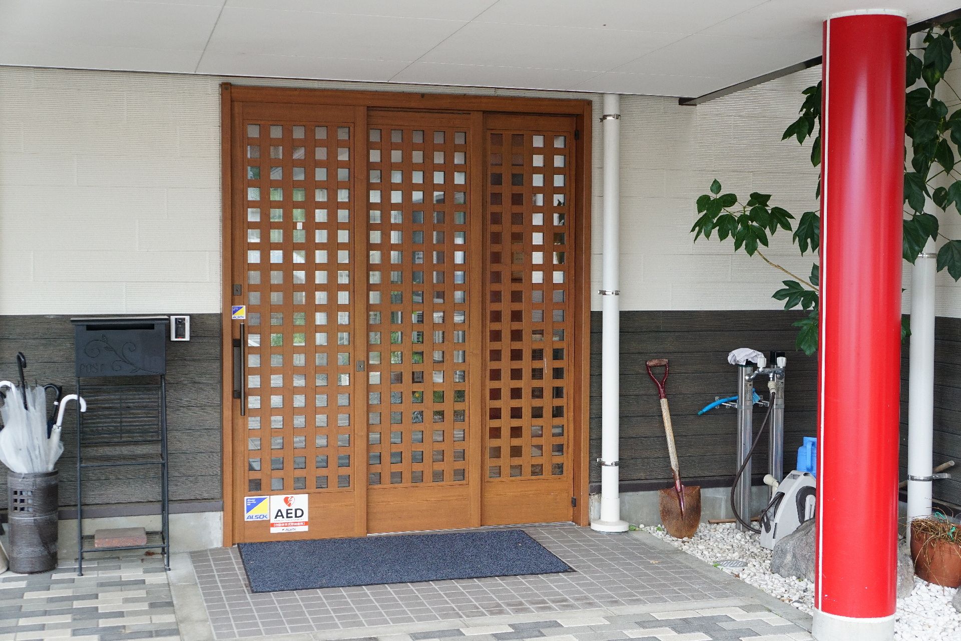 バリアフリーが完備され、段差がなく安全に通行できる玄関