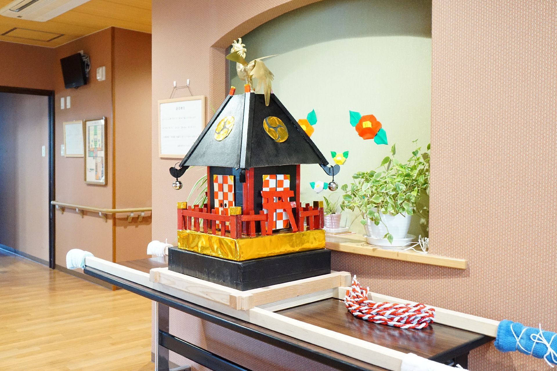 共有スペースに飾られている、木と紙で作られたお神輿