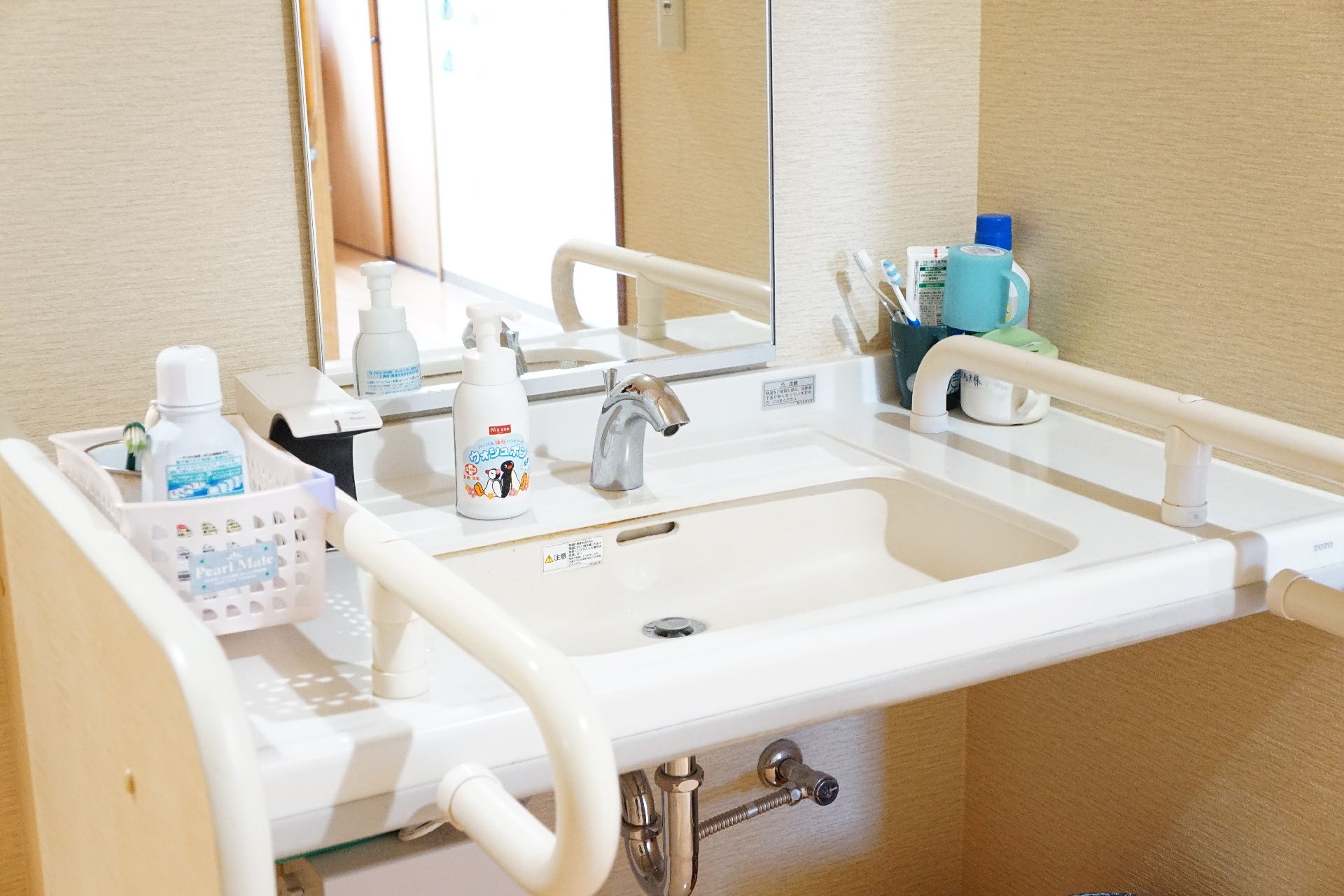 手すりが取り付けられ、体を支えながら利用できる洗面台