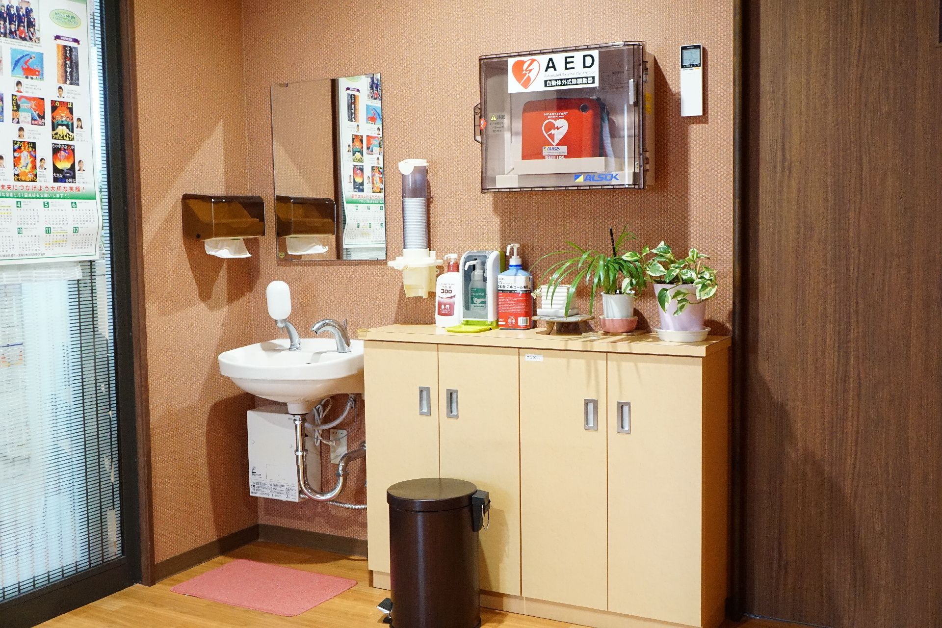 車椅子に乗った高齢女性と手を差し伸べ介助をする女性ヘルパー