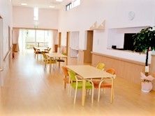 4人掛けのダイニングテーブルがたくさん並び、テレビも設置された明るい雰囲気の食堂。