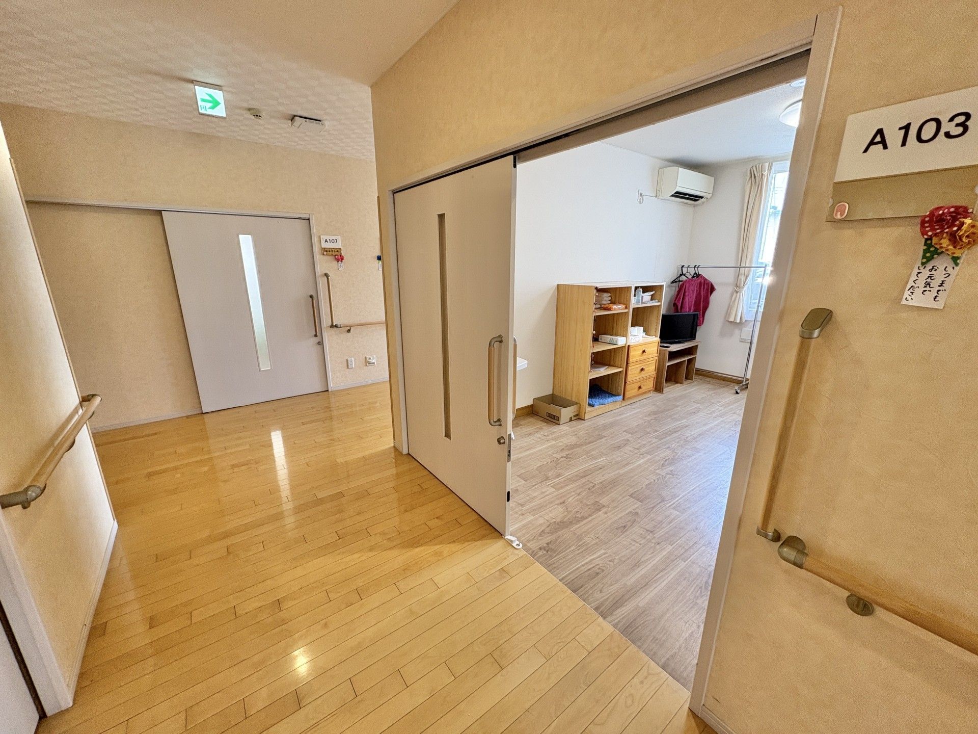 居室の入口と廊下