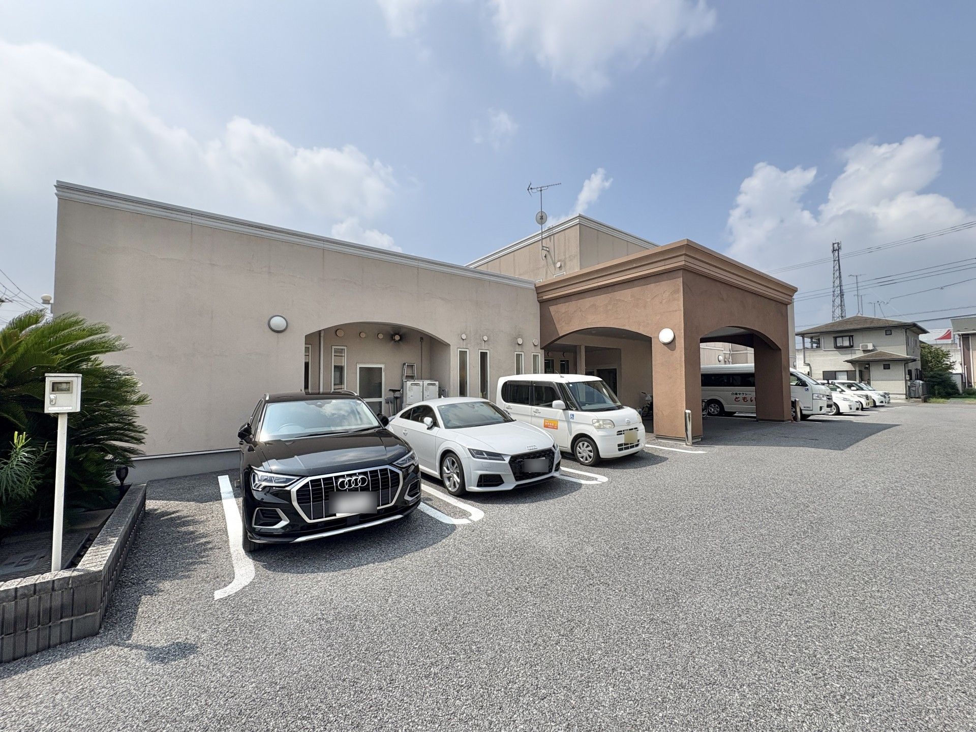 駐車場のある建物外観