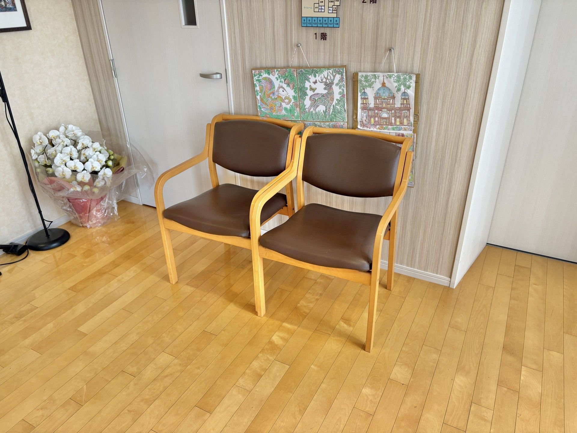 木製椅子と壁の一角