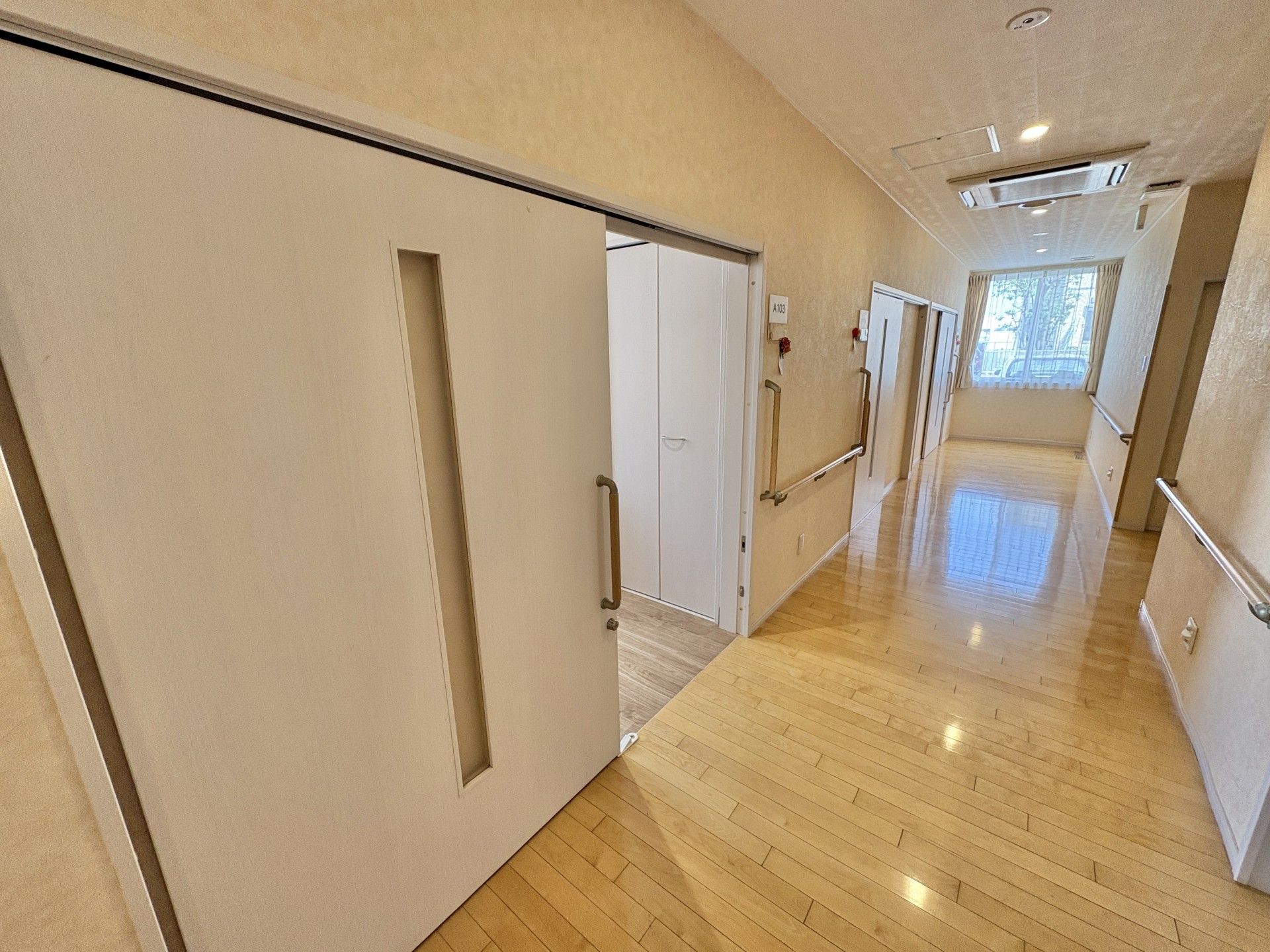 手すり付きの明るい廊下