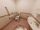 バリアフリー設計のトイレ空間