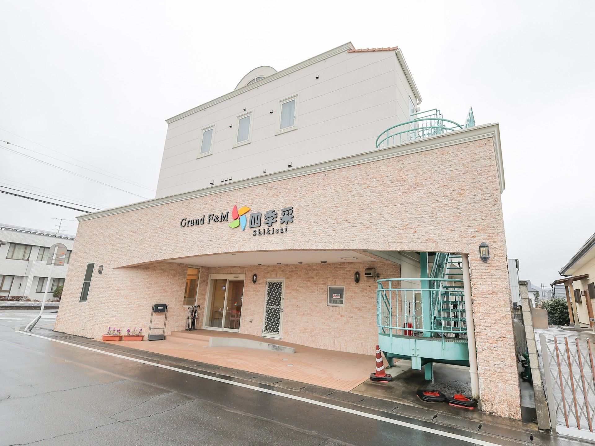 ゆったりとした入口の建物