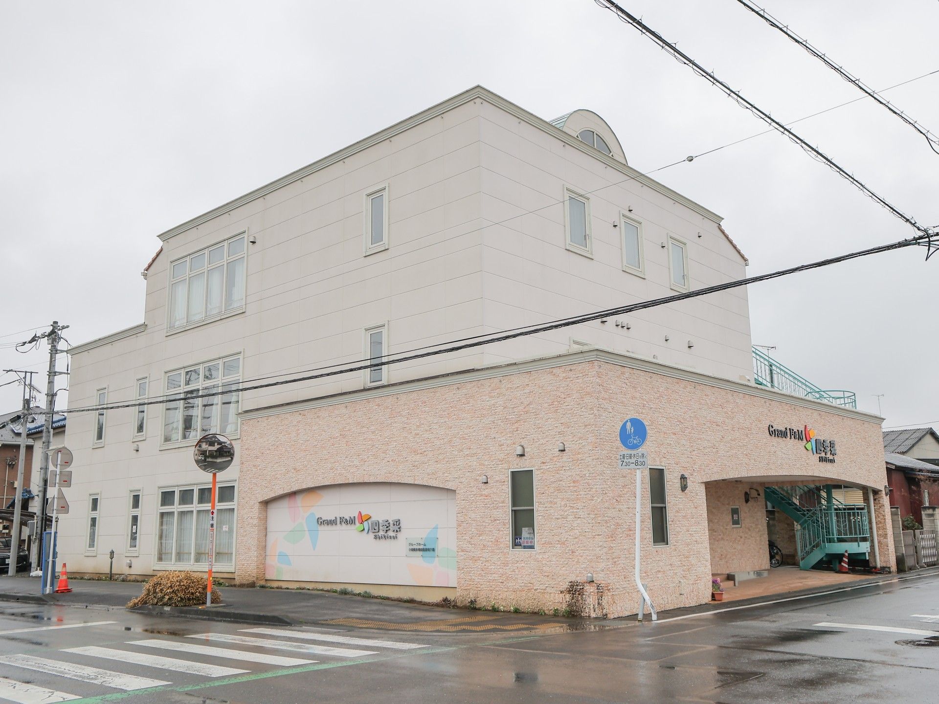 介護ベッドや机のある居室