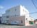 3階建て白塗りとクリーム色の建物