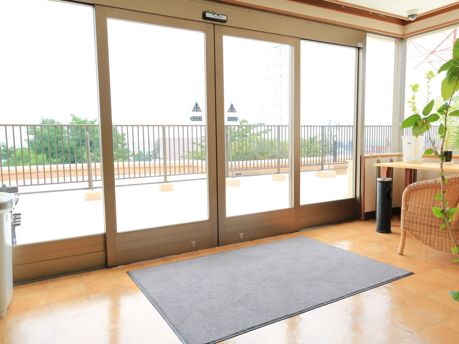 エレベーターで屋上階へ上がると、明るく開放的な前室が広がっている。自動ドアの外は屋上庭園へと続いている。