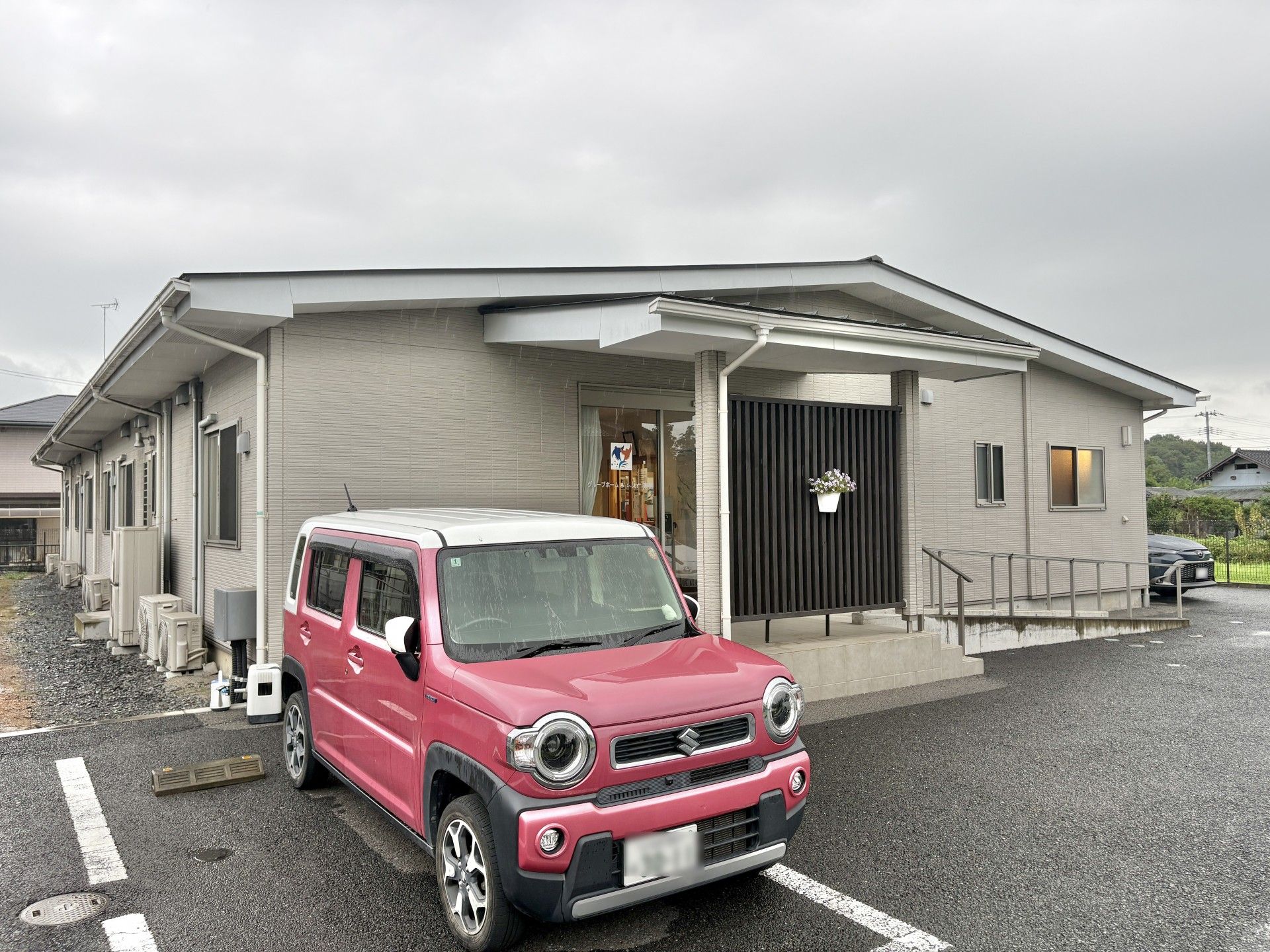 入口前の駐車場