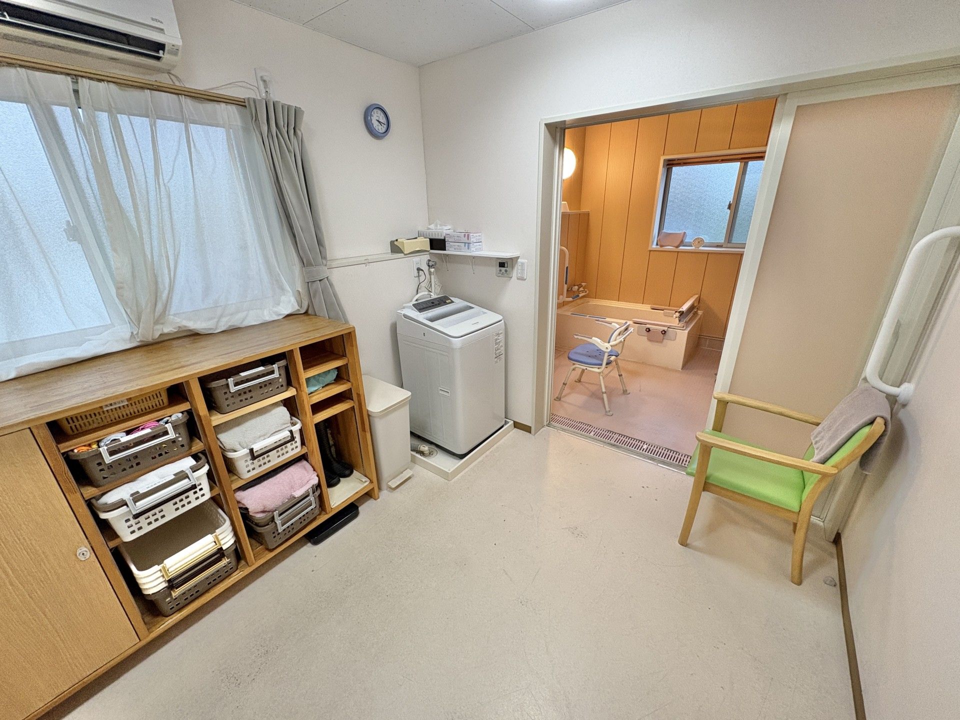 洗濯機と浴室のある部屋